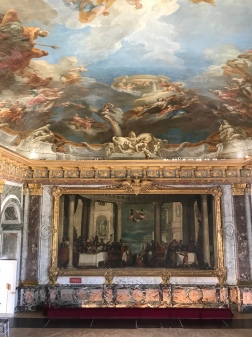 Vue du Repas chez Simon et du plafond peint figurant le triomphe d’Hercule